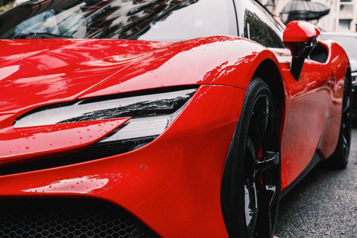 Depois: carro vermelho limpo, com a pintura brilhando