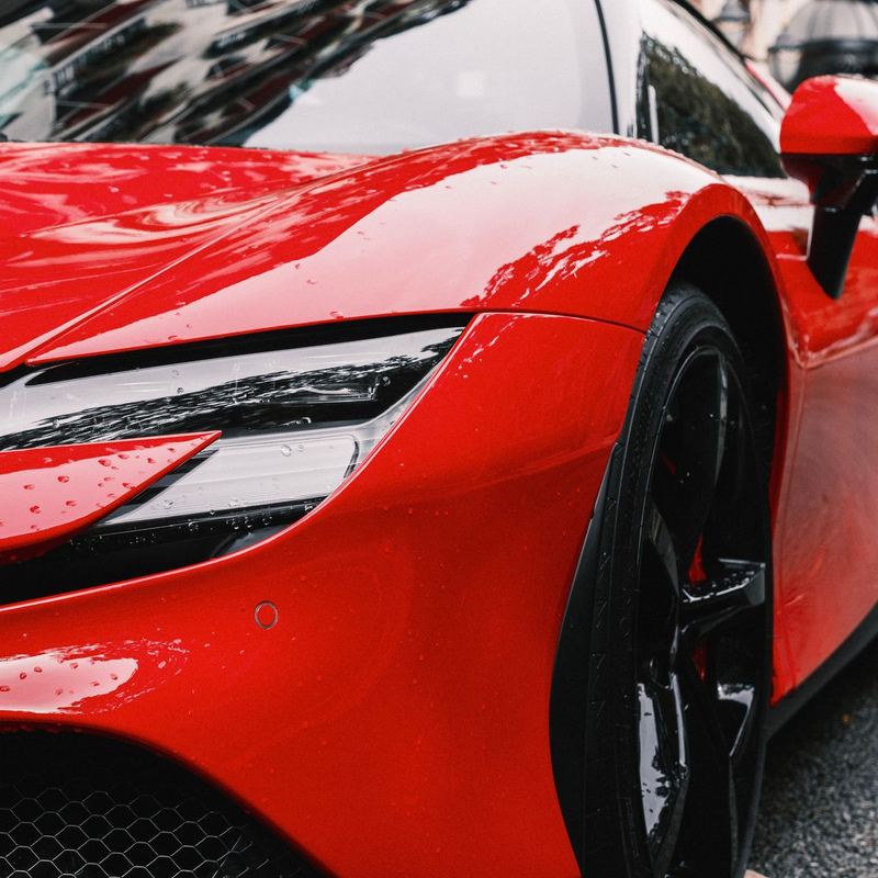 Carro esportivo vermelho após a lavagem