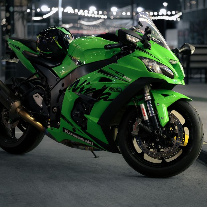 Moto esportiva verde limpa e com brilho