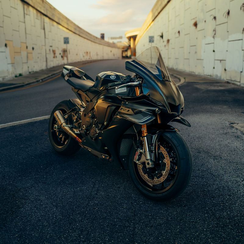 Moto esportiva escura com acabamento brilhante